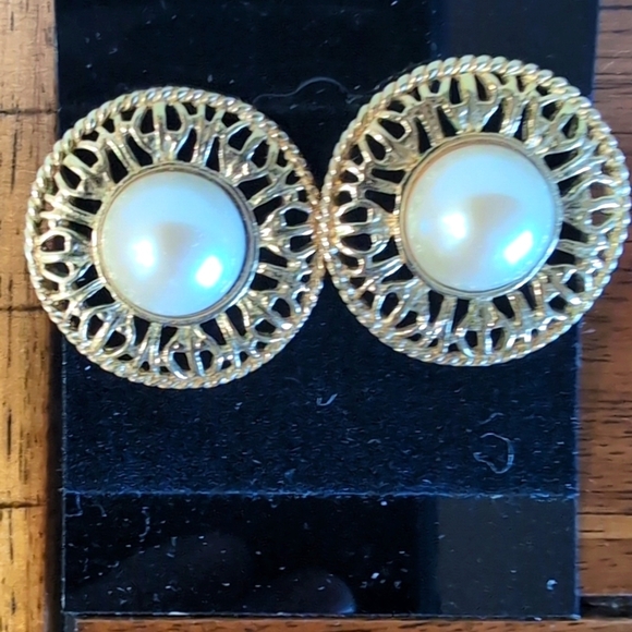 Lot Six (6) Pair Vintage Earrings - Avon - Pearl Enamel Dangle Stud Earrings - Picture 5 of 7